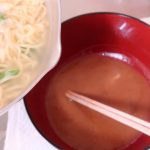 500円のコンビニ弁当の代わりに95円の袋麺を買って節約してみたり