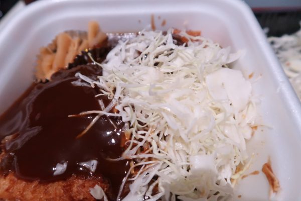 カツカレー弁当に千切りキャベツを入れたところ