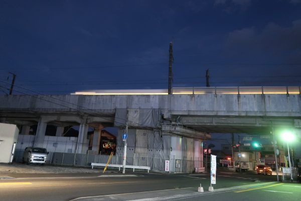 高架橋の上を走る新幹線