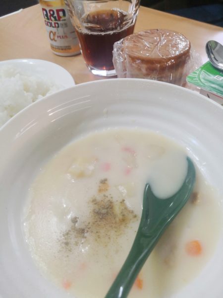 朝食の写真。クリームシチューが手前に写っている